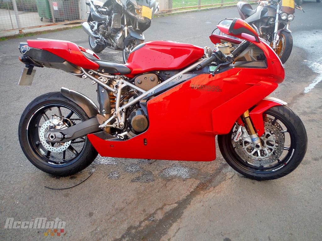 Moto accidentée DUCATI 999 ROUGE