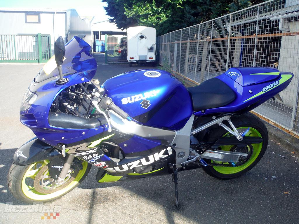 Moto accidentée SUZUKI GSXR 600 BLEU