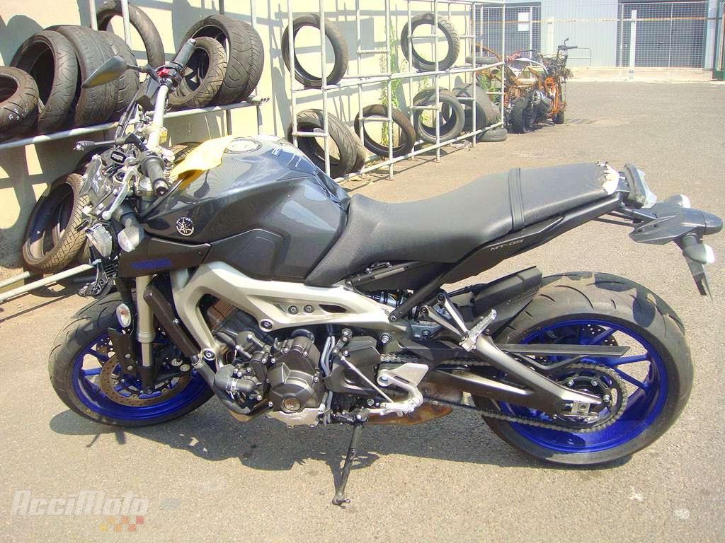 Moto accidentée YAMAHA MT-09 MT 09 MT09 GRIS