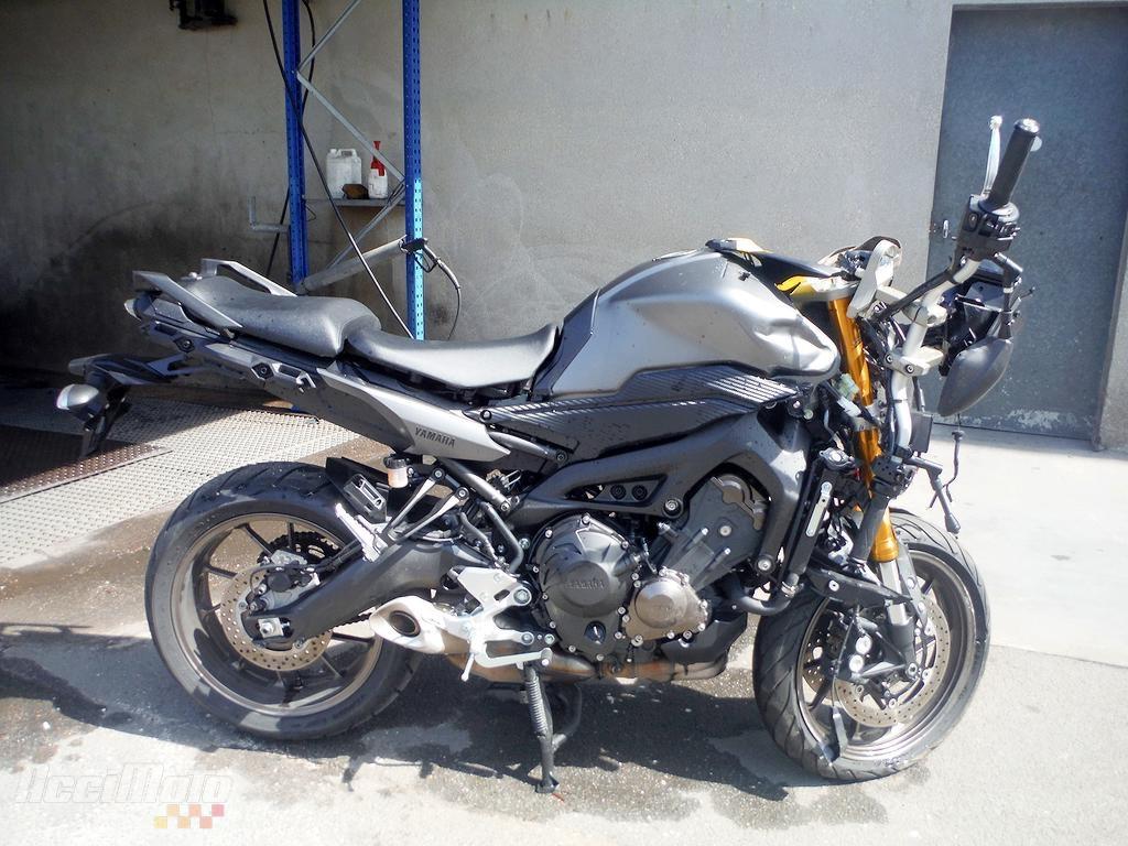 Moto accidentée YAMAHA MT-09 MT 09 MT09 NOIR